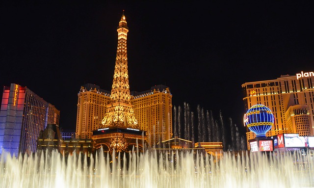 DEN > Las Vegas: $39 round-trip or $111 including 4 nights