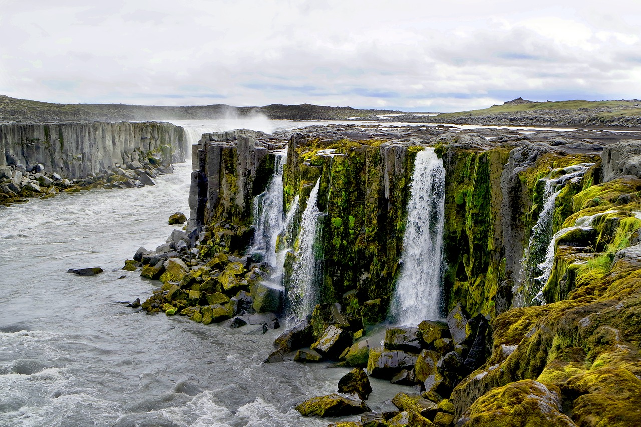 Early Spring: SFO > Reykjavik: $300 round-trip or $520 including 8 nights [SOLD OUT]
